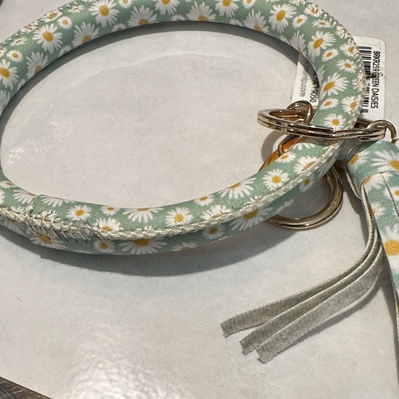 Green Daisies Flowers White & Green Floral Keychain Bracelet with Tassel NWT - Picture 6 of 6
